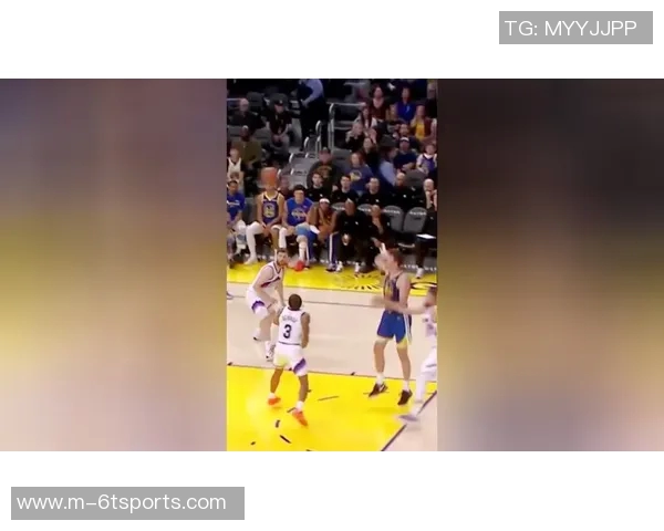 库里称赞小佩顿化学反应良好拦拆配合默契展现球队默契精神