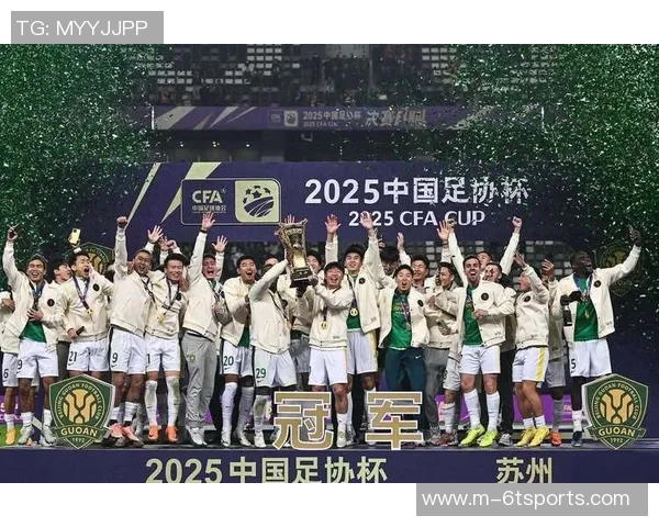 国安足协杯冠军献给已逝球迷杨雪金色座椅与奖杯共同见证感动时刻